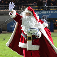 Père noel donnant le coup d'envoi du match du Colomiers Rugby